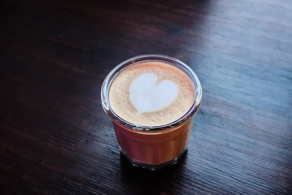 Cangkir cappuccino dengan hati busa closeup — Stok Foto