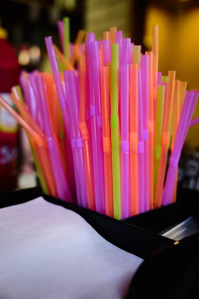 Tubos brillantes de colores para cócteles en un vaso — Foto de Stock