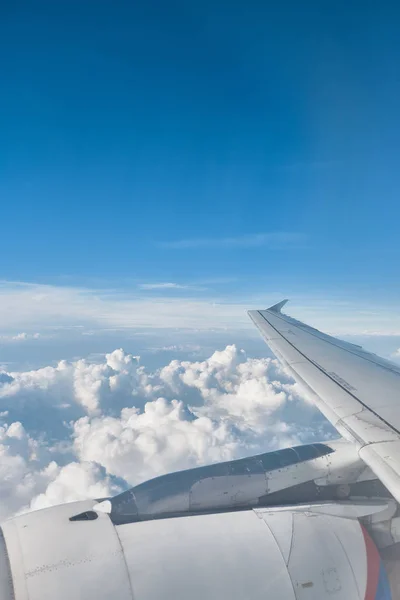 Вид на облака из окна самолета — стоковое фото