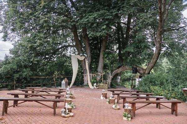 Local de casamento ao ar livre. Arco de casamento. Decorações de flores — Fotografia de Stock