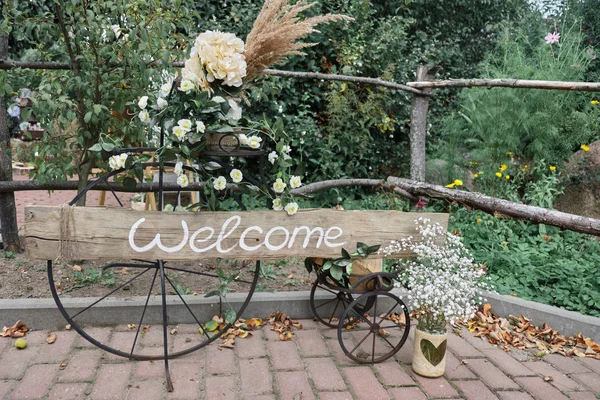 Decorative welcome sign "Welcome" close up. Flower decoration — Stock Photo, Image