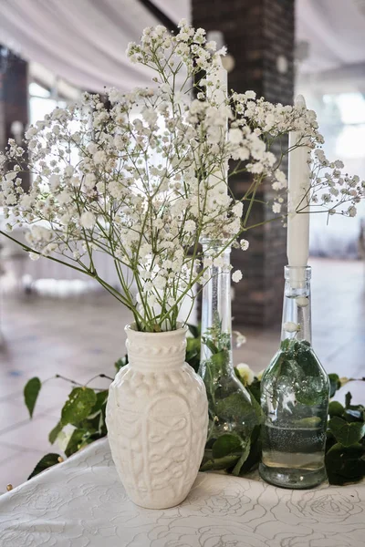 Vaso branco com delicadas flores brancas. Decoração interior — Fotografia de Stock