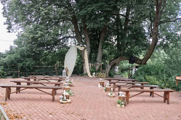 Место проведения свадьбы на открытом воздухе. Свадебная арка. Декорации цветов Стоковое Фото