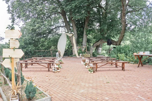 Local de casamento ao ar livre. Arco de casamento. Decorações de flores — Fotografia de Stock