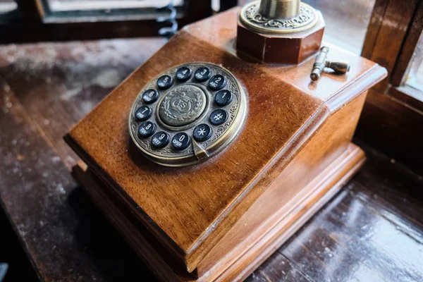 Vintage viejo teléfono vintage de madera de cerca Fotos de stock libres de derechos