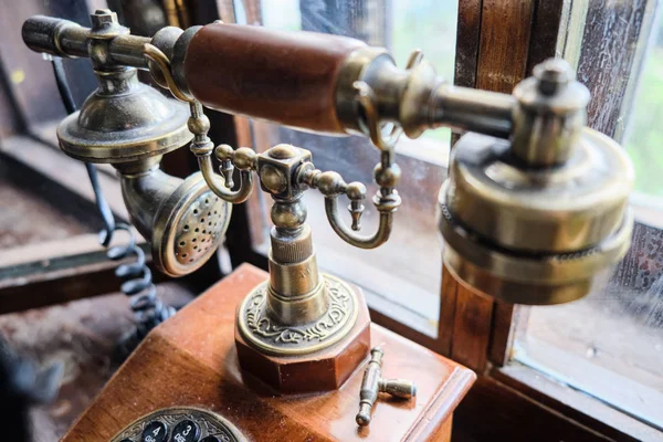 Старовинний старий дерев'яний старовинний телефон крупним планом Стокова Картинка