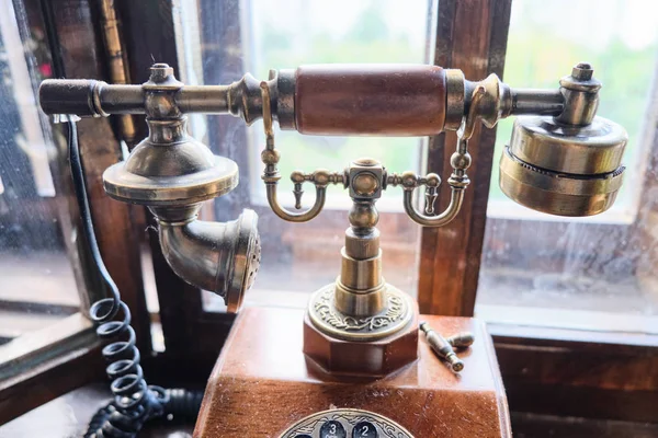 Vintage viejo teléfono vintage de madera de cerca Imagen de archivo