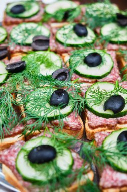 Küçük sandviçler. Şişlerde sandviçler. Catering. Ziyafet