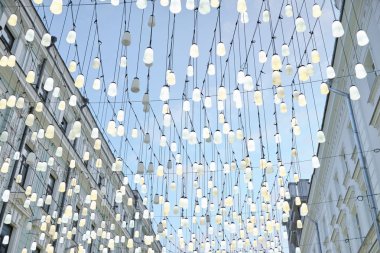 Rusya, Moskova - 08.08.2019: Stoleshnikov lane. Asma dekorasyon, şehir merkezinde bir yaya caddesinde dekor, seçici odak, yakın