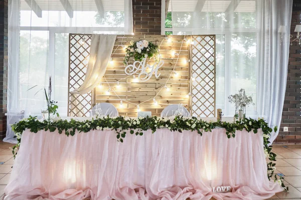 Bruiloft decoraties. Newlyweds tabel. Bruiloft decoratie. Rustieke Stockfoto