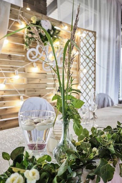 Decorações de casamento. Mesa de recém-casados. Decoração de casamento. Rústico — Fotografia de Stock