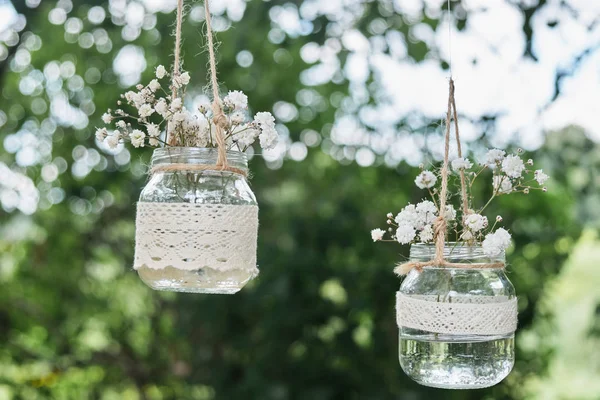 Pequeños frascos de vidrio con flores. Decoraciones de boda Fotos de stock libres de derechos