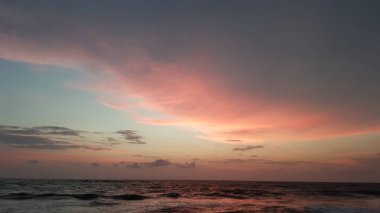 Okyanusun üzerinde kırmızı gökyüzü