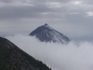 Teide Yanardağı bulutlu görünümü