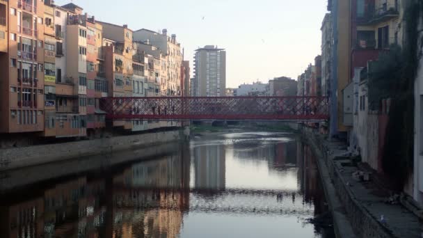 Blick Auf Den Onyar Fluss Und Seine Brücken — Stockvideo