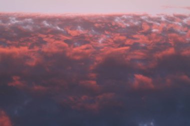 kızıl gökyüzü günbatımı. bulutlar yakıyorlar izlenim yaratmak. çok güzel arka plan