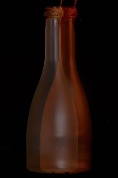 Zwei Flaschen Wein Matt Mit Orange Braunem Schimmer Großaufnahme Flaschen — Stockfoto