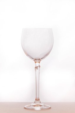 şarap kadehi pırıltılar içinde beyaz bir arka plan üzerinde güneş yakın çekim