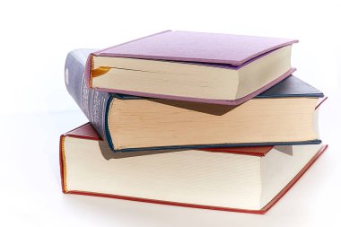 Farklı renklerde üç kitap yakın çekimler birbirinin üstüne yalan. arka plan beyaz