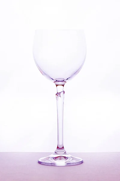Ποτήρι Κρασιού Λάμπει Στον Ήλιο Κοντινό Πλάνο Λευκό Φόντο — Φωτογραφία Αρχείου