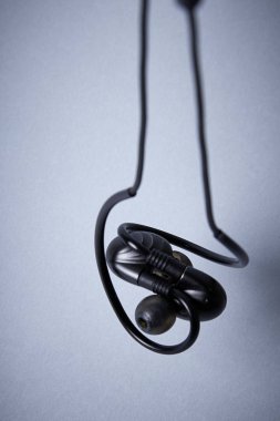 kulaklıklar müzik dolaşık, hafif izole arka plan üzerinde yakın çekim için