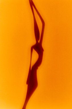 Parlak sarı bir arka plan üzerinde afrikalı bir kız yakın çekim bir heykelcik turuncu-kahverengi gölge, ısı hissi