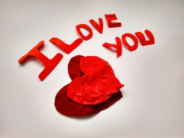 Peper kesilmiş beyaz kelimelerle ben seni