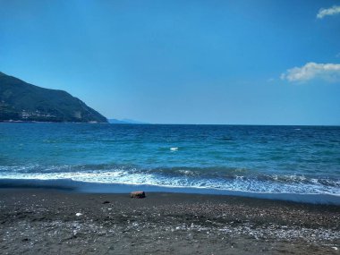 Dalga deniz kıyısında