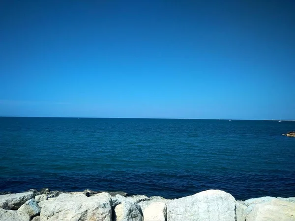 Вид Синее Адриатическое Море Голубым Небом — стоковое фото