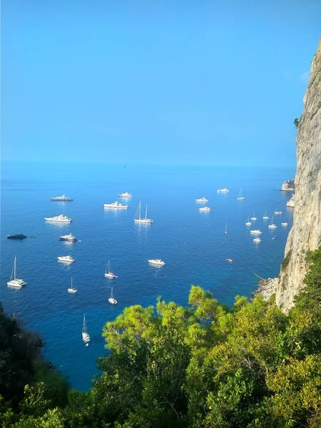 海岸と地中海の青と澄んだ水 — ストック写真