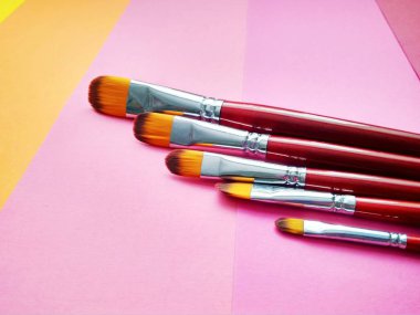 Arka plan boya fırçalar ile renkli kağıt