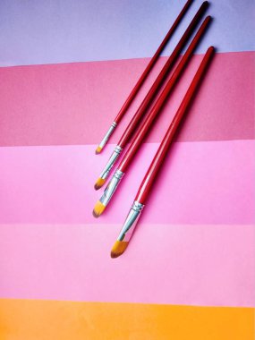 Arka plan boya fırçalar ile renkli kağıt