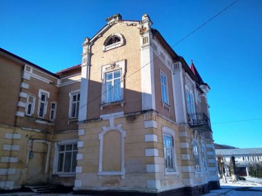 Mavi gökyüzü ile güzel bir eski ev cephe