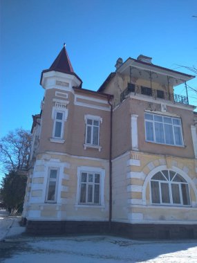 Mavi gökyüzü ile güzel bir eski ev cephe