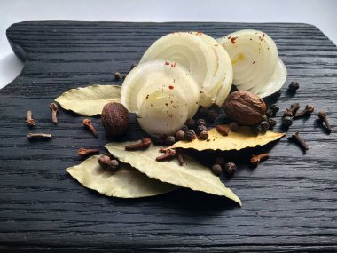 Siyah kurulu baharat ve defne yaprağı ile soğan dilimlenmiş