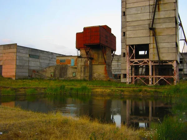 Bir tuz yok edilen ekipman bir alanda terk edilmiş bir madende
