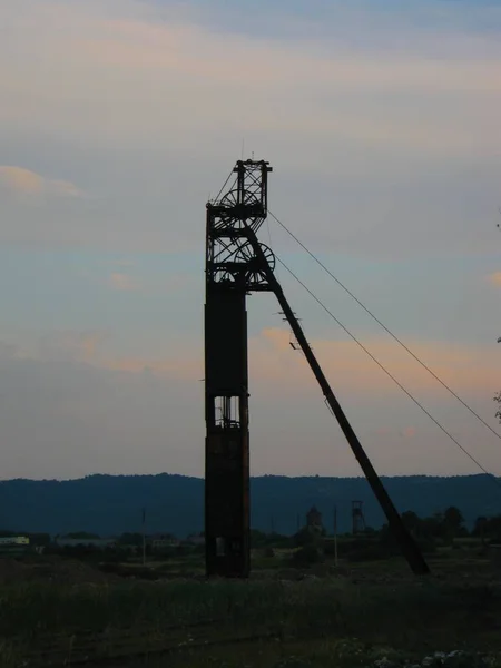 Verlaten vernietigde uitrusting van een zout mijnen in een veld — Stockfoto