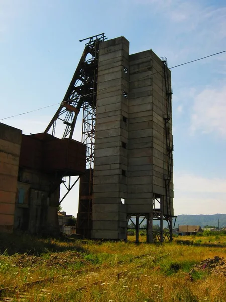 Abandoned destroyed equipment of a salt mine in a field — Stock Photo, Image