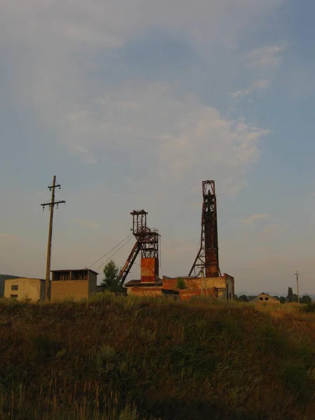 在田野里废弃了一个盐矿被毁的设备 — 图库照片