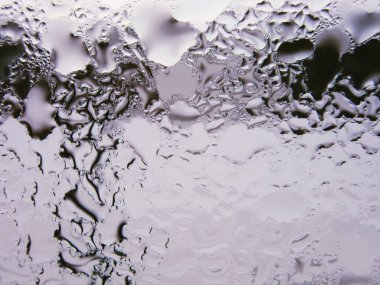 Büyük pencere üstünde su damlaları