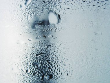 Büyük pencere üstünde su damlaları