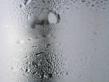 Büyük pencere üstünde su damlaları