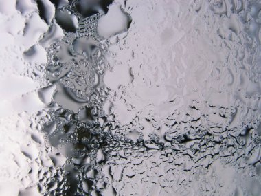 Büyük pencere üstünde su damlaları