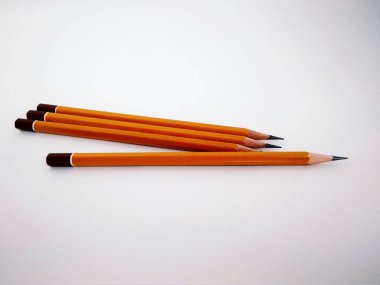 Beyaz arka plan üzerinde birkaç çizim kalem yakın çekim