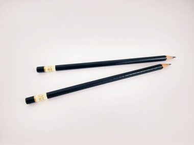 Beyaz arka plan üzerinde birkaç çizim kalem yakın çekim