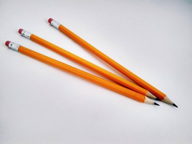 Beyaz arka plan üzerinde birkaç çizim kalem yakın çekim