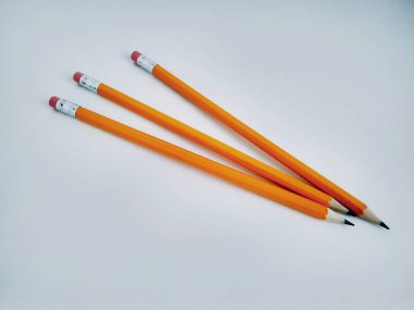 Beyaz arka plan üzerinde birkaç çizim kalem yakın çekim