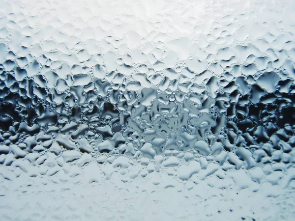 Büyük pencere üstünde su damlaları