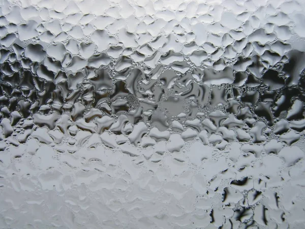 Büyük pencere üstünde su damlaları