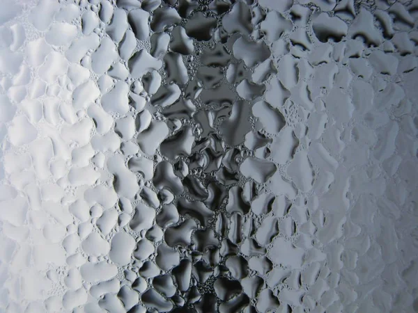 Büyük pencere üstünde su damlaları